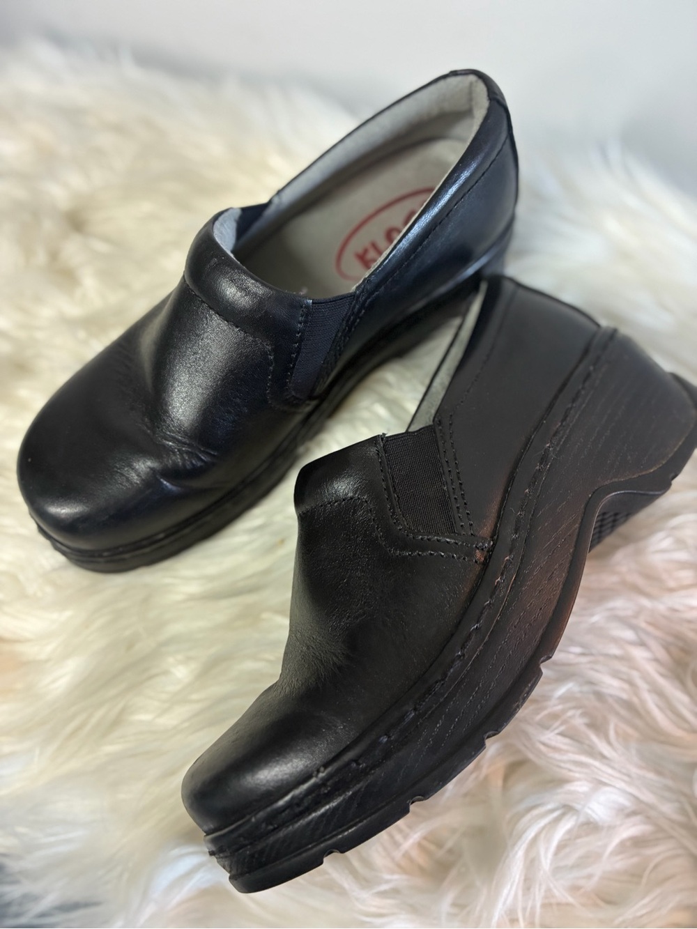 Klogs Black Leather Slip-On Clog with Subtle Red Insole Accent…6W - Picture 4 of 7